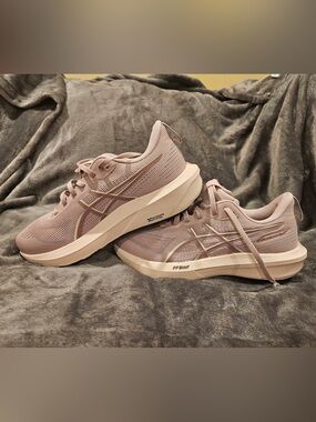 Asics Womens GT 1000 14 with box like new